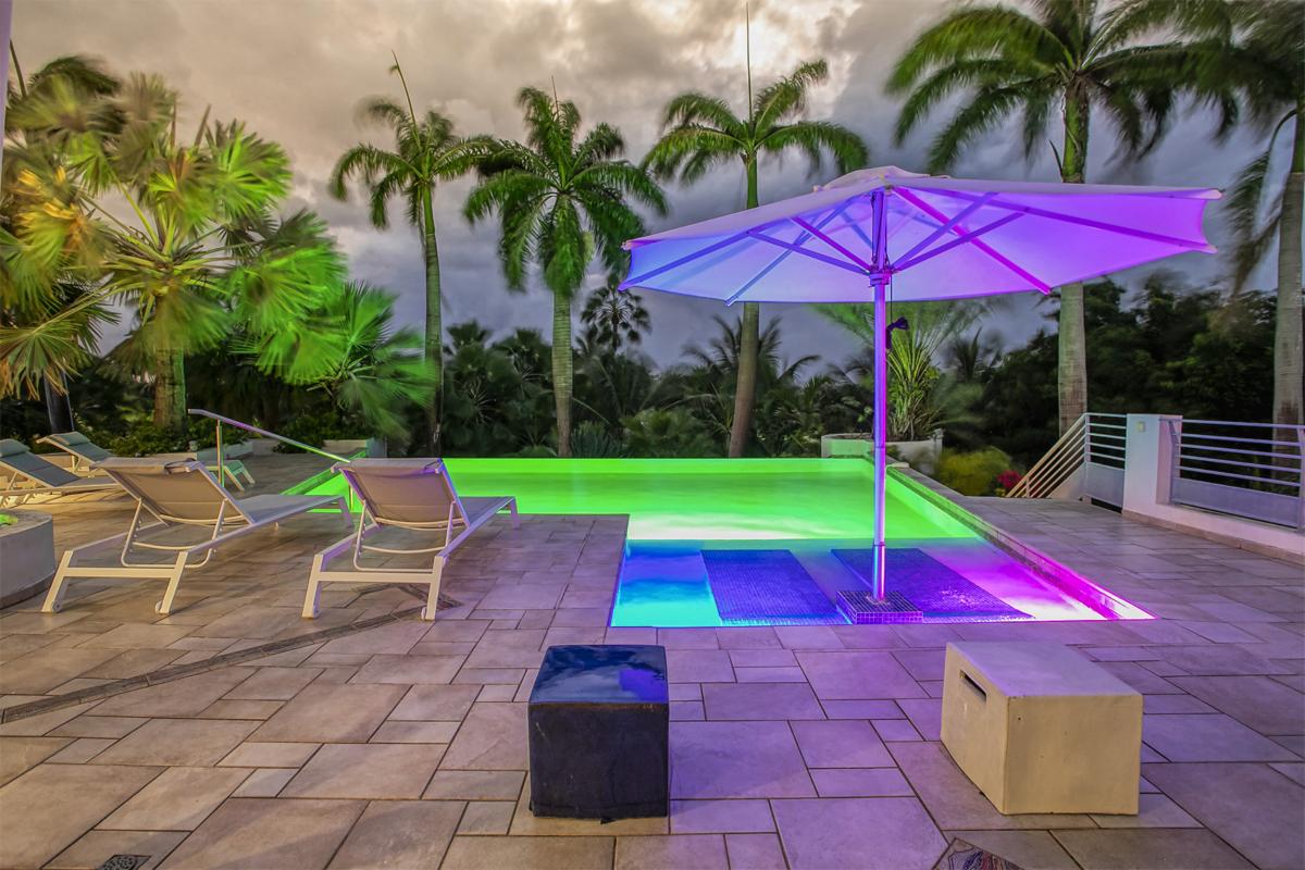 43-LesPalmiersBleus_NightPool_Location villa avec piscine terres basses saint martin